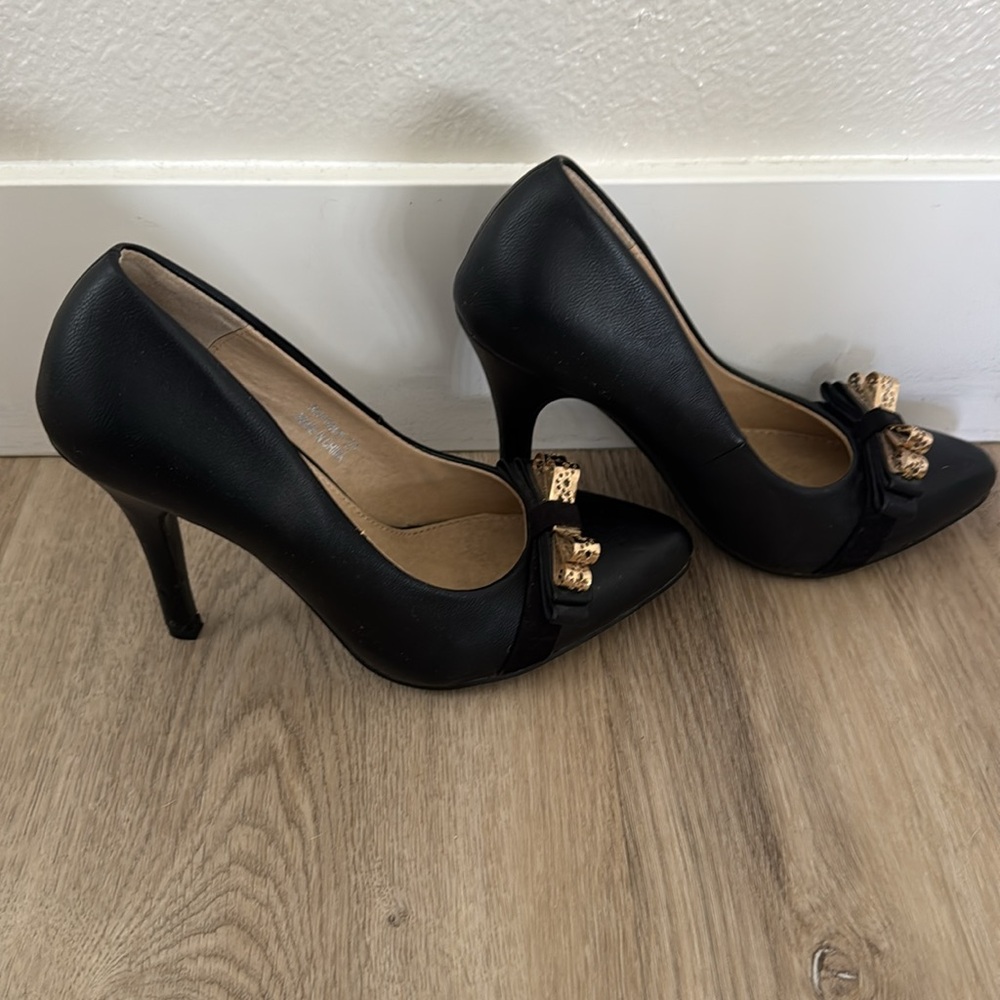 Women’s Black pointed toe heel with gold hardware! - Picture 4 of 5
